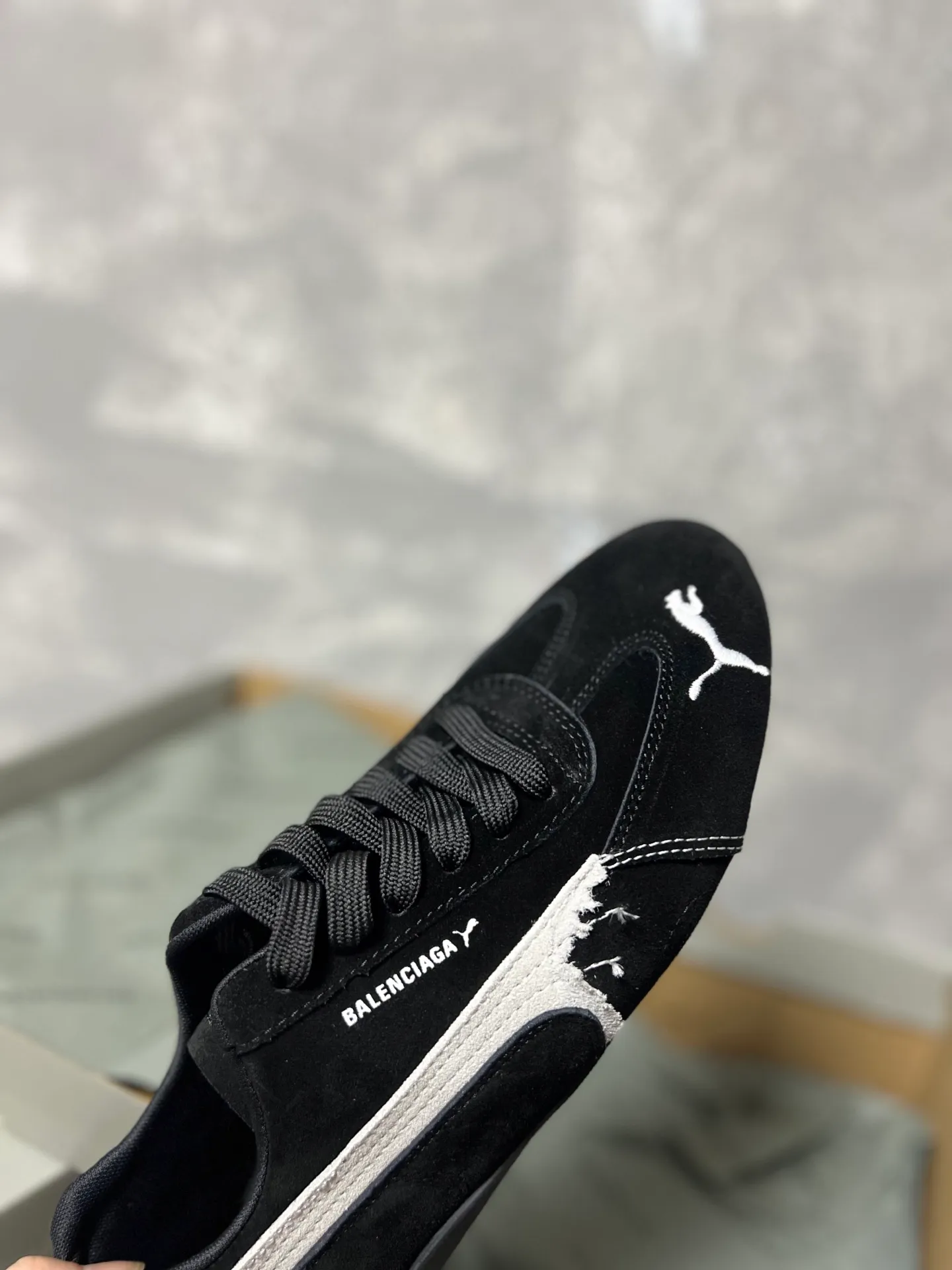 👟👟Ex-factory price 480👟👟 PUMA co-branded Balenciaga: Who knows! This pair of distressed and war-damaged Speedcats are so good-looking. The thin-soled sneakers have been upgraded to 2.0, which destroys the aesthetics of the street. More than half of the classic PUMA stripes on the side of the shoes have been "violently torn". The distressed treatment has a sense of ruined art, and it becomes the focus of the street in seconds! Hot stamping double logo + gold foil size mark on the heel, the details give a high-end feel Code number: 35-44 (45 customized)